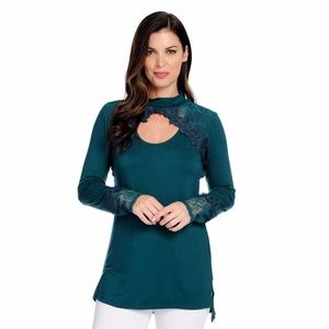 ✨3 for $30✨NWOT High Neck Lace Detail Stretch Top